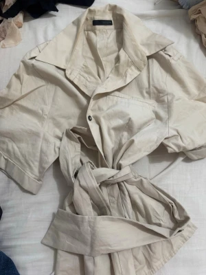 Snygg formell skjorta - En super snygg skjorta/ coat ? köpt helt ny från Zara. Hade originellt en vision för denna skjortan då den snatchade mig rejält, men kunde aldrig utföra the vision haaha. Använd max 2 ggr och köpt för 350kr