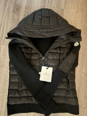 Svart Moncler cardigan  - Jackan är mindre i storlek. Använd upp till 3-4 gånger. Kom dm för fler bilder😁