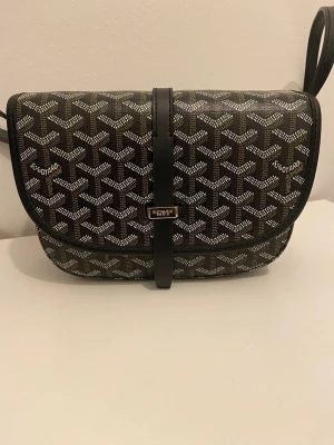 Dam Väska - Säljer en helt oanvänd och fin väska. Perfekt till både vardag och fest. Rymmer mobil, plånbok, nycklar och smink. Justerbar rem kan bäras både crossbody och över axeln. Snygg, enkel och praktisk.  Vid intresse bara att hör av sig, pris kan också diskutera 😇