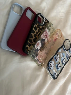 Färgglada mobilskal med olika motiv - Olika mobil skal alla gör iPhone 13. Passar även för några fler typer men vet inte riktigt vilka. Bild 2- 50kr st , bild 3- 40kr st, bild 4- 30kr st. Alla tsm 150. Skicket är olika på varje.