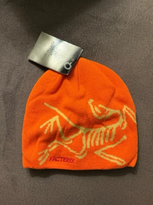 Arcteryx mössa - Helt oanvänd arcteryx mössa, inte helt säker på att den är äkta, men arcteryx-lappen sitter kvar. Vet ej nypris då jag fått den i present, därav priset. 