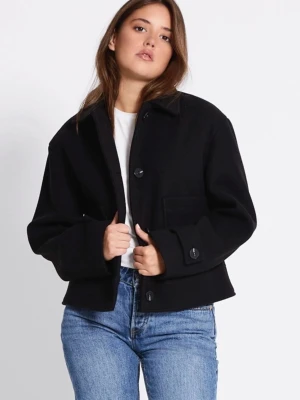 Svart kappa "Brianna"  - Kappan har en klassisk krage, raka ärmar och två stora fickor på framsidan. Materialet ser ut att vara tjockt och mjukt. Passar till jeans och t-shirt. Köpt från lager 157 men aldrig använd. 