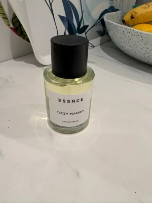 ESSNCE Fizzy Mango Eau de Parfum - Fräsch parfym från ESSNCE med doften Fizzy Mango.Perfekt för dig som gillar fruktiga och upplyftande dofter.