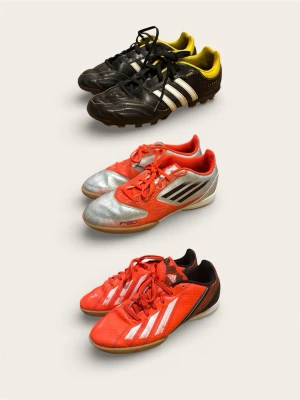 Adidas Fotbollsskor (Inomhus & Utomhus) – Strl 36 2/3 & 37 1/3 - Säljer tre par fotbollsskor från Adidas. Perfekta för träning och skolidrott. Säljes styckvis eller som ett paket.  Par 1: Adidas 11Nova (Utomhusskor). Storlek 37 1/3.  Par 2: Adidas F-50 (Inomhusskor). Storlek 36 2/3.  Par 3: Adidas (Inomhusskor). Storlek 37 1/3.  Skick: [Infoga dina egna, exakta anteckningar om skicket för varje par här]. Kommer från ett djur- och rökfritt hem.  Pris: 99 kr styckpris. Paket pris 250 kr vid köp av alla.  Finns i Bromma. Snabb och smidig affär prioriteras.