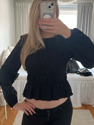 Svart blus  - En trendig svart plus från Nelly 🙌🏼Andvänd fåtal gånger och är i storlek 34 💗 