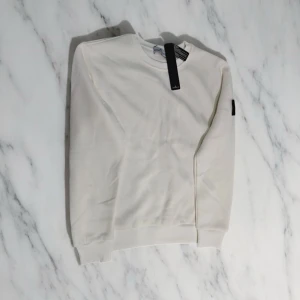 Vit Stone Island Tröja - Vit Stone Island tröja. Storlek S. Helt ny Oanvänd.