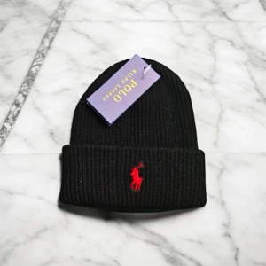 Svart & Röd Polo Ralph Lauren Mössa - Svart polo mössa med röd logga. No size. Helt ny oanvänd.