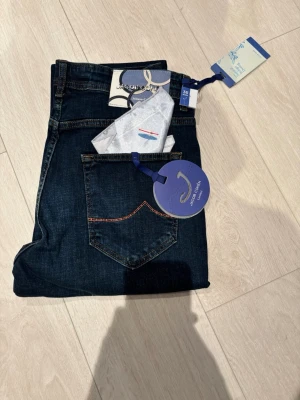 Jacob cohën jeans - Säljer dessa sjukt feta Jacob cohën jeans. Jeansen har allt og kvar sittande på sig och är i nyskick🙌. Storleken är 36, men sitter som 34 mer. Bara att skriva vid frågor🤗