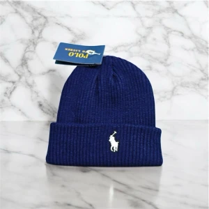 Blå Polo Ralph Lauren Mössa - Blå polo mössa med vit logga. No size. Helt ny oanvänd.