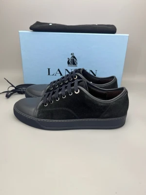 Lanvin Dbb1 Nappa Cap Toe Sneaker Navy - • The shoes have only been worn a few times and are in like-new condition  • Size: EU42 / UK8 (fits 43)  • Color: Navy / Dark blue  • Retail price: 5000 SEK / 450€  • Box, dustbag & new laces is included