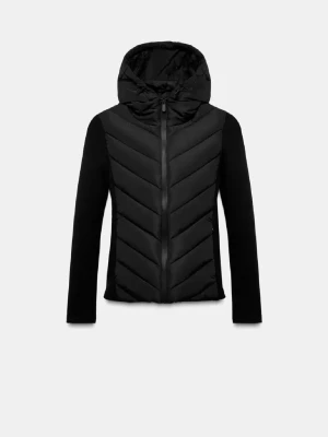 Svart pufferjacka med huva - Säljer en svart pufferjacka med snygga chevron-mönster på framsidan och en stor huva. Jackan har dragkedja framtill och är tillverkad i ett quiltat material som håller värmen. Perfekt för kalla vinterdagar och ger en cool look.