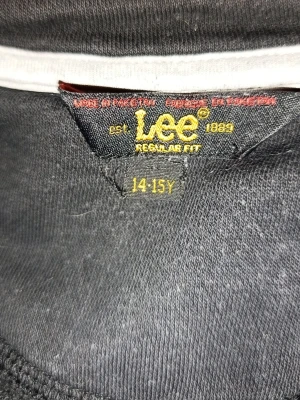 Svart hoodie med huva - En klassisk svart hoodie med huva och ribbade muddar. Perfekt för dig som gillar en enkel och stilren look. Materialet ser ut att vara mjukt och bekvämt, troligtvis bomullsblandning. Passar till jeans eller joggers.