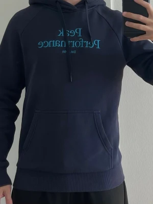 Peak performance hoodie - Mörkblå Peak performance hoodie. Storlek S.