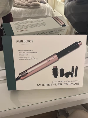 Dahlbergs Multistyler Freydis - Multistyler Freydis från Dahlbergs Scandinavia i roséguld och svart. Inkluderar flera utbytbara stylinghuvuden för hår, som rundborste och locktillbehör. 💕 Har hög hastighetsmotor, 3 värme- och hastighetslägen, automatisk lockfunktion och negativ jon-teknologi. ORGINALPRIS 2499, säljs för 900🙌🏼 Endast använd 1 gång, som nyskick 
