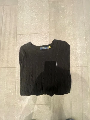 Polo Ralph lauren Cableknit cashmere sweater  - En skön polo tröja i cashmere , är lite stor i kragen annars en perfekt tröja. Den är i storlek small herr .