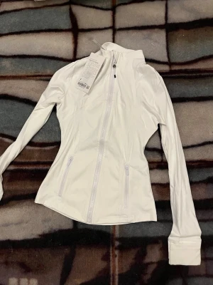 Lululemon define jacket  - Hej jag säljer en Lululemon define jacket i vit färg.