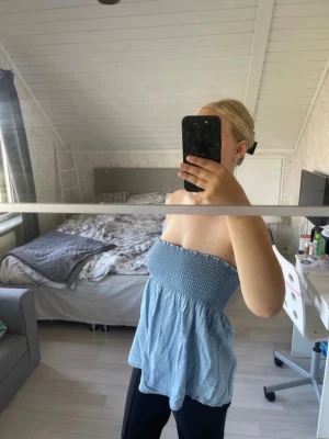 Ljusblå topp/kjol - Säljer en ljusblå kjol/topp i storlek S från lager157. Den är i mycket fint skick och materialet är väldigt stretchigt.  Kan även passa som L-XL. Hör gärna av dig om du undrar något!
