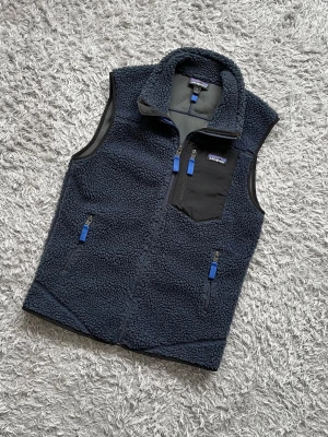 Patagonia fleeceväst - Säljer en skön Patagonia väst! Perfekt till våren och afterski! | Mycket fint skick utan defekter! | Storlek S. | Ställ gärna frågor innan du köper!