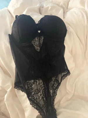 Svart spetsbody push-up från H&M - Snygg svart body från H&M med push-up. aldrig använd med lappen kvar. slutsåld. storlek 85C😊