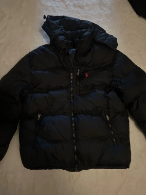 Svart pufferjacka från Polo Ralph Lauren - Säljer en skit det Ralphlauren jacka, nästan aldrig använd.