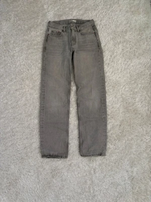 Grå jeans  - Jättesnygga raka grå jeans med låg midja från Gina Tricot💞. Perfekta nu till våren. Säljer eftersom de blivit för små. Storlek 34💞endast använda 3-4 gånger.