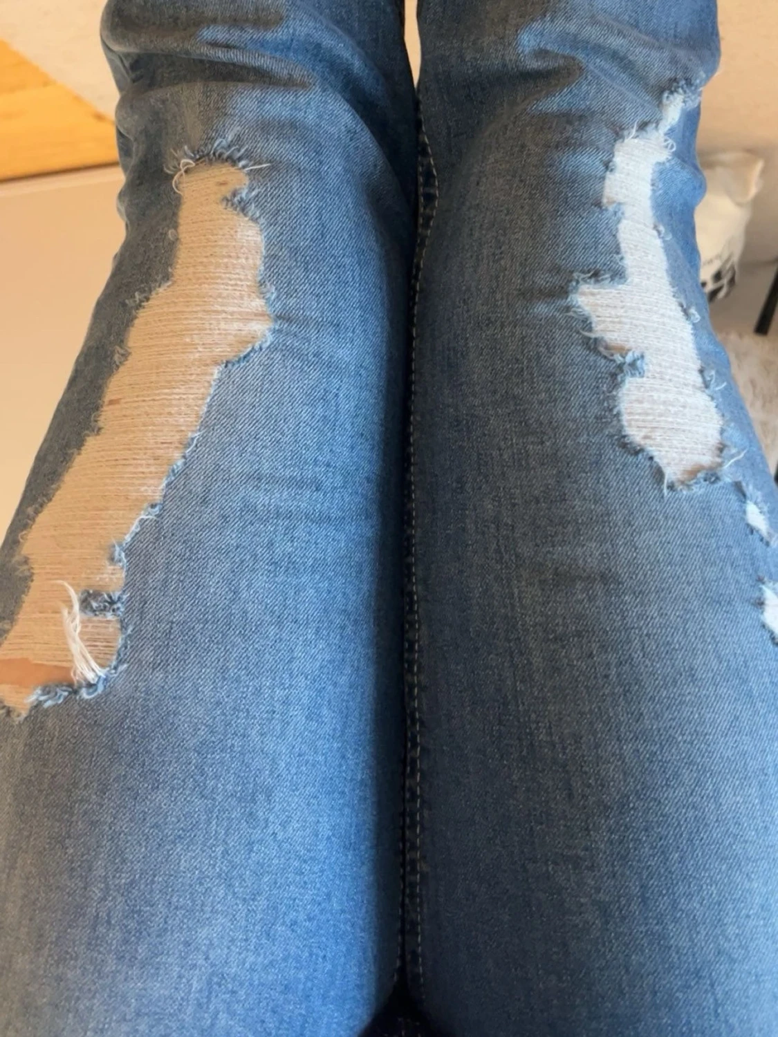 Blå bootcut jeans med slitningar - 2