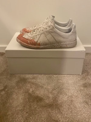 Maison margelia paint splatter  - Ett par helt sjuka paint splatter gats som man verkligen sticker ut med! Självklart äkta. Storlek 40 men passar lätt 41,42! Riktigt sällsynta och unika skor kan gå ner lite i pris men redan ett bra pris för ett par så exklusiva gats nypris 9000 mitt pris 3600🤩