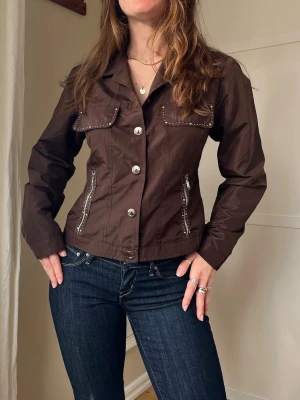 Skjorta och jacka med stenar - Unik skjorta med stenar som även passar perfekt som sommarjacka. Ca två stenar har låssnat men ingenting man ser (kolla sista bilden)