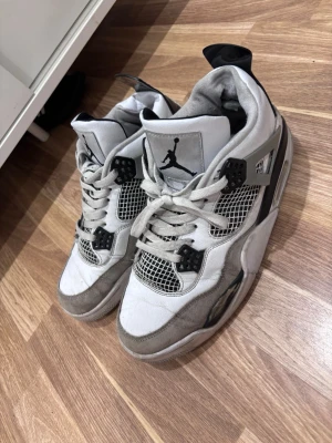 AJ 4 Military black, strl 44 - Reppen är 1:1 ( lite mindre skador nära sulan på en av skorna )  TVÄTTAS VID KÖP !