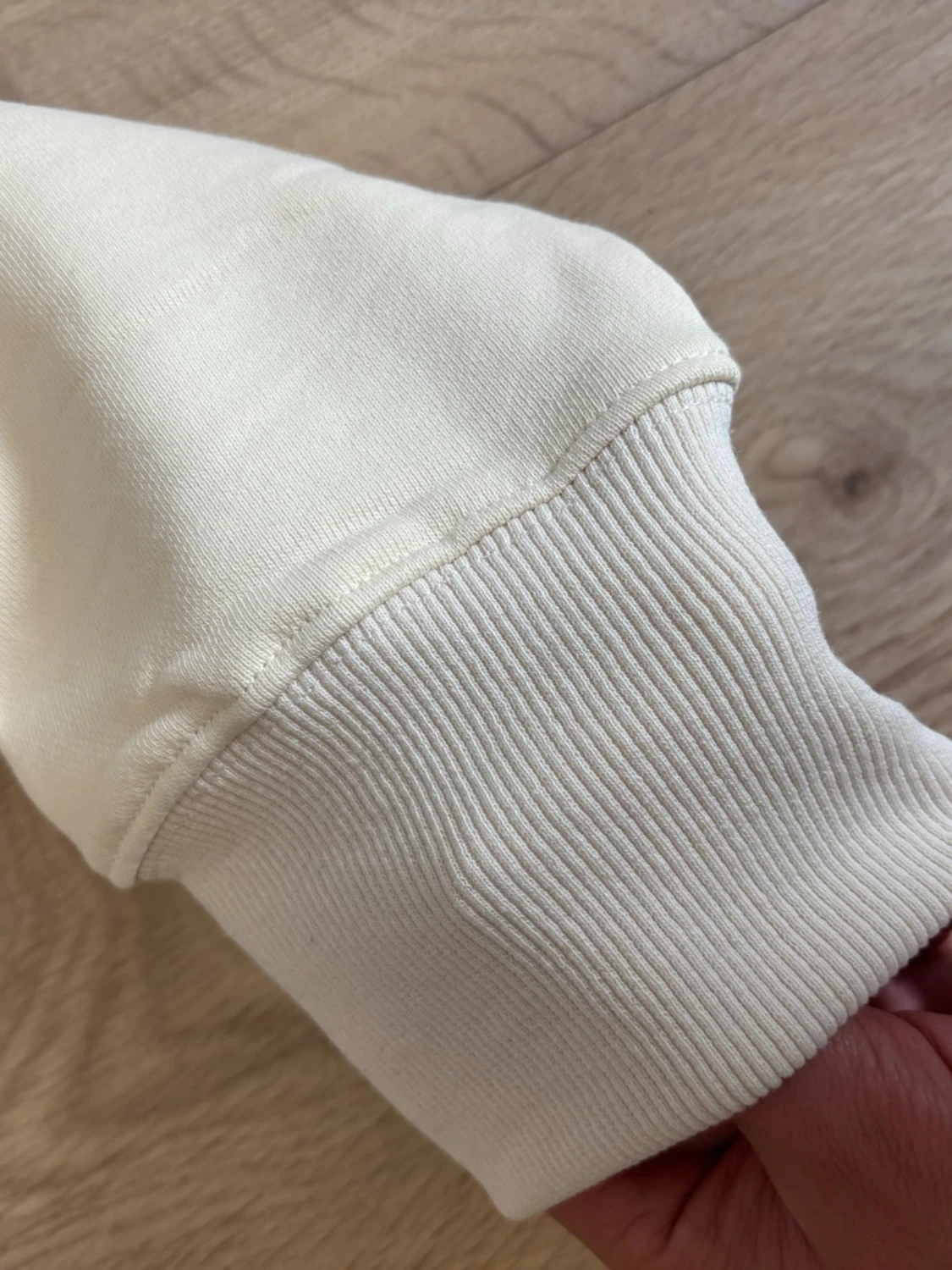 Stylish cream-colored hoodie from AMI Paris! - 3