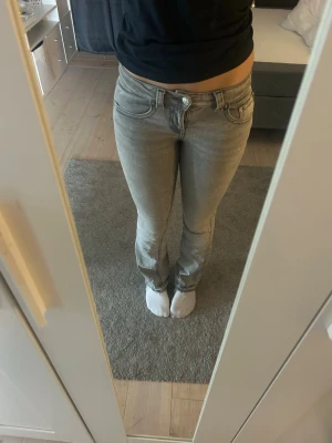 Grå jeans med råa benslut från gina - Snygga grå jeans från Perfect Jeans med råa, fransiga benslut. Jeansen har en klassisk passform med normal midja och knappgylf. Perfekta för en avslappnad och trendig look.