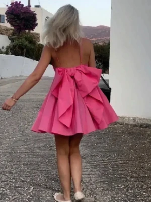 Rosa klänning zara - Säljer denna rosa klänningen från Zara i storlek XS super sött verkligen till sommaren efterfrågad!!