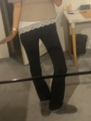 Svarta bootcut jeans - Säljer ett par svarta bootcut jeans med låg midja och klassisk femficksdesign. Jeansen har en snygg passform som sitter tajt över låren och släpper ut vid vaden. Perfekta till en avslappnad och trendig look. De ät från Zara i storlek 34. Skulle säga att de passar någon som är runt 1,75 i längden💗( har sytt om dom lite själv så dom är mer low waist)