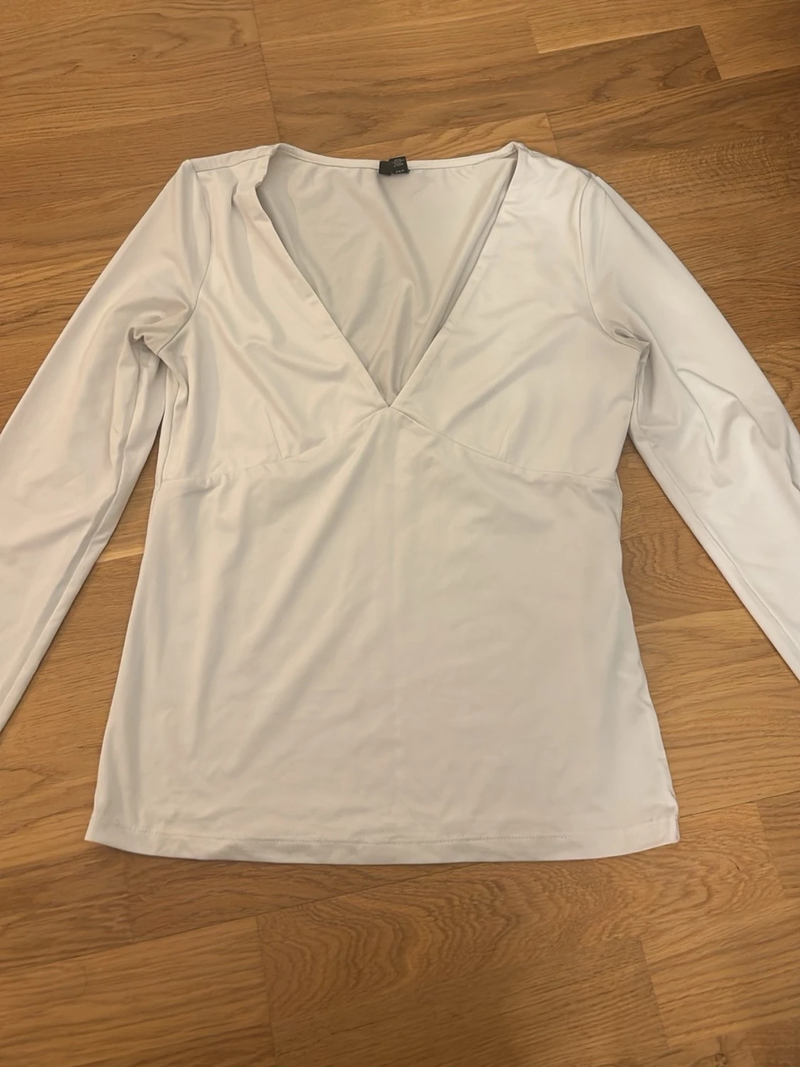 Vit långärmad v-ringad topp