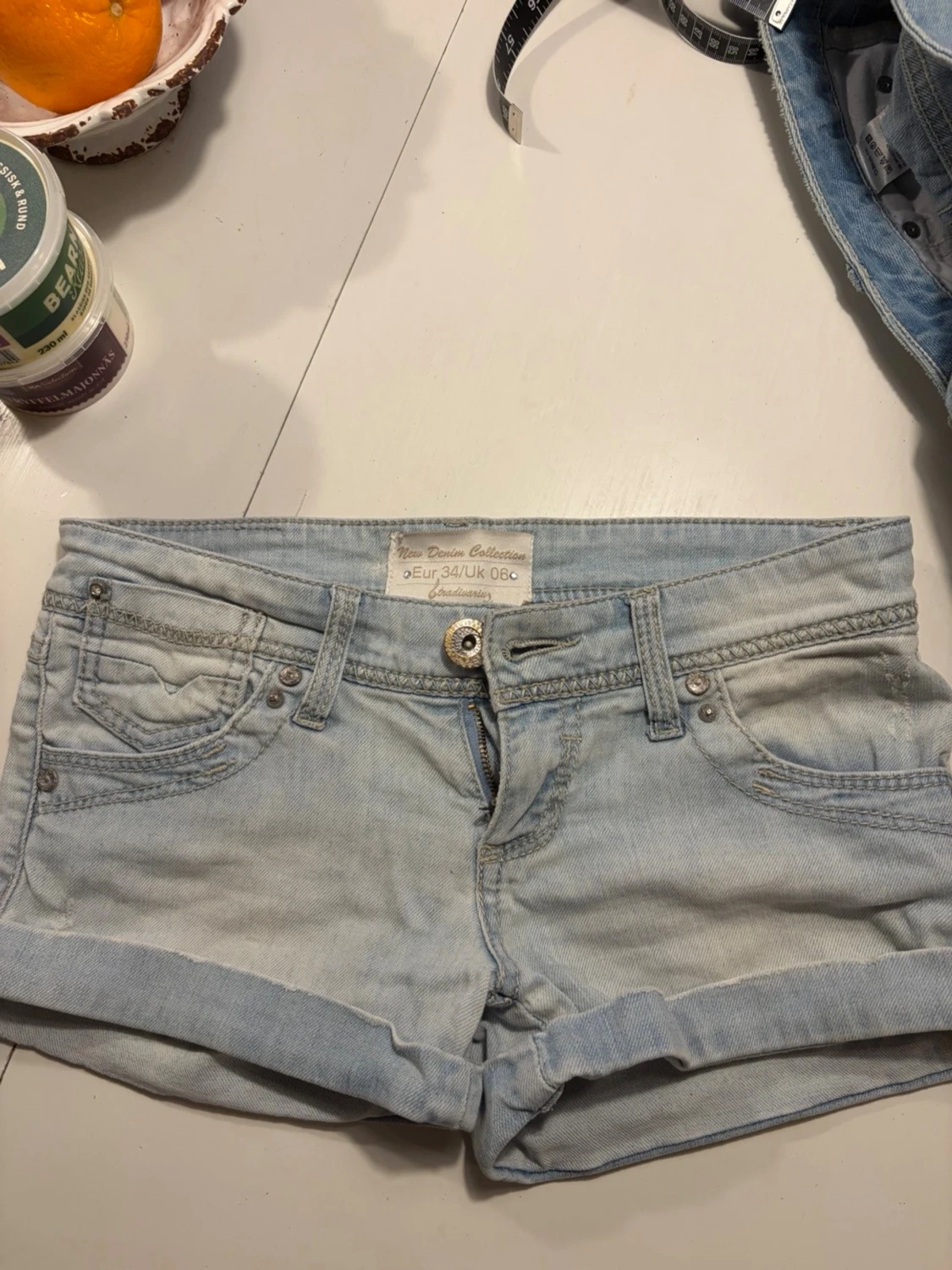 Ljusblå lågmidjade jeansshorts  - 1