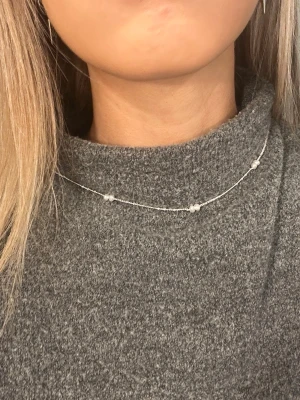 Halsband med små pårlor - Kedjor halsband med några små pärlor. Super fint men typ aldrig använd så nytt skick! 