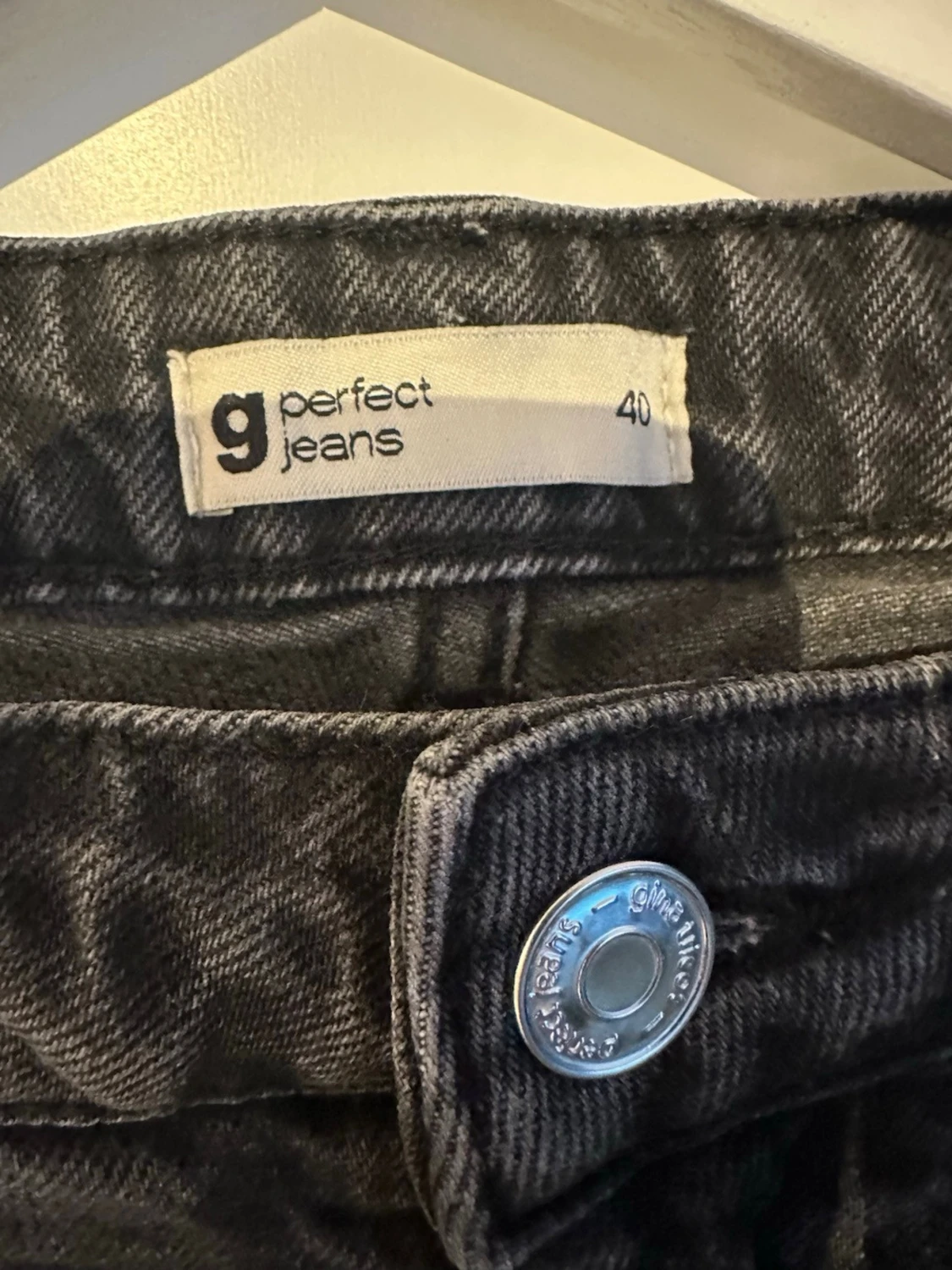 Svarta raka jeans med rå kant - 2