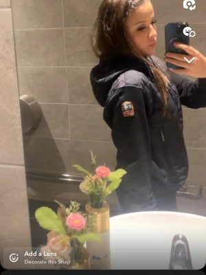 Mörkblå Parajumpers jacka med patch - Säljer en mörkblå Parajumpers jacka med huva och ikonisk patch på ärmen. Jackan har dragkedja framtill och är tillverkad i ett slitstarkt material som passar perfekt för kyliga dagar. Snygg och sportig design som är lätt att matcha.