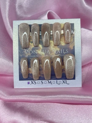 Glam (XS);Medium Ballerina - Snygga handgjorda press-on naglar i en nude, cateye glittrig nyans. Naglarna har en medium Ballerinaform design och ger en trendig look. Perfekta för dig som vill ha ett stilrent men ändå glamoröst uttryck. Handgjorda och lätta att applicera.XS: 14 mm, 11 mm, 11,5 mm, 10 mm, 8 mm 