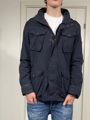 Woolrich Jacka  - säljer nu denna riktigt snygga woolrich jackan som sitter som en storlek M, storlek M i USA storlek men L i EU storlek. jackan tillverkas ej längre så därav extra eftertraktad då en ej går att få tag på ny. nypris ligger på 6 000, skriv för fler bilder/frågor🙌🏼    