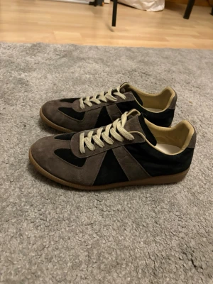 Maison margiela gats - Säljer dessa Maison margiela gats skor då dom ej passar mig. Jag erbjuder mig att byta mot andra skor och priset är förhandlingsbart.          Pris: 1599kr                                                                    Storlek: 44                                                                    Skick: 9/10