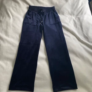 Mörkblå mjukisbyxor från Juicy Couture - Säljer mina juicy byxor då de är för stora och inte kommer till annvändning! De är i fint skick då de aldrig använts 💗