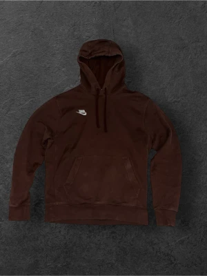 Brun Nike hoodie - Säljer en mörkbrun hoodie från Nike med klassisk huva och känguruficka framtill. Diskret Nike-logga i vitt på bröstet. Hoodien har ribbade muddar vid ärmslut och nederkant. Perfekt för en chill och avslappnad stil. Storlek S.