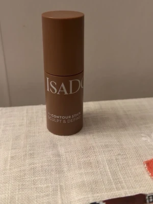 Isadora Contour Stick Warm Mocha - Krämig contour stick från Isadora i nyansen 36 Warm Mocha. Enkel att applicera för att skulptera och definiera ansiktet. Endast testad på handen