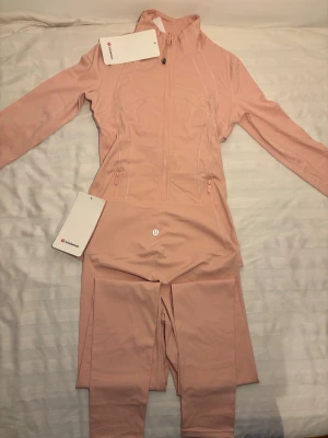 Lululemon set  - Slutsålda Lululemon set i färgen Strawberry Milkshake. Perfekt till träning eller som ett extra lager. Nyskick (storlek 2)