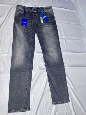 Jacob Cohën Jeans - Jacob Cohën Bard Jeans Storlek: W33. Vad som ingår: Allting orginalt Pris: 2599kr. Skick: 10/10 Etc: Priset ej hugget i sten. Modell Bard