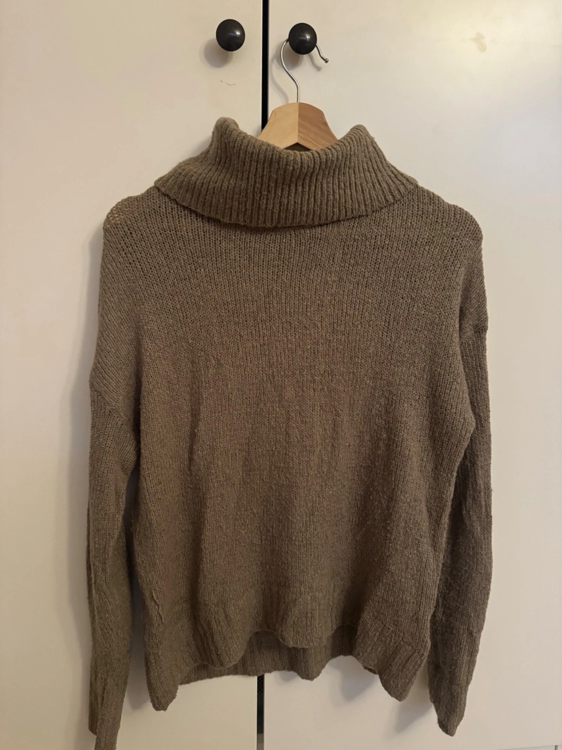 Beige stickad polotröja