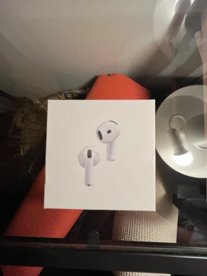 AirPods gen 4 - Aldrig använda oöppnade fick dem i födelsedagspresent men vill ha pro