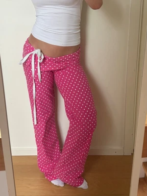Rosa low waist byxor med polka dots - Säljer dessa fantastiska byxor!! 💕💕De är lågmidjade, sydda i ett prickigt rosa tyg av bomull. De är sydda av mig och är därför helt unika! Likande dom från beshka. Passar ca s, jag är 162 cm. Har ett snöre i midjan där man kan spänna in, men de är inte stretchig så kan vara svåra att få på sig. Ställ gärna frågor och kika gärna på mina andra annonser! Kommer även ladda upp fler saker jag sytt till våren/sommaren, så följ gärna. 💗💕 