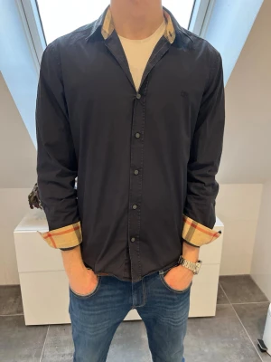 Mörkblå Burberry skjorta  - Hej! Vi säljer nu denna mörk blå burberry skjortan i storlek M. Skjortan är i extremt bra skick. Pris 899 men kan sänkas vid snabb och smidig affär💯💙 